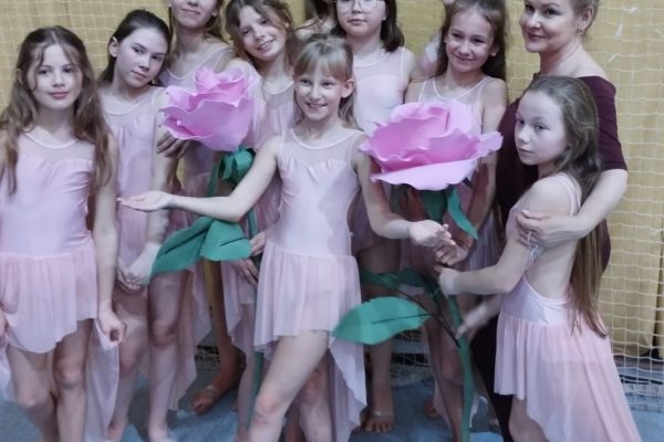 grupa dziewcząt pozuje do zdjęcia