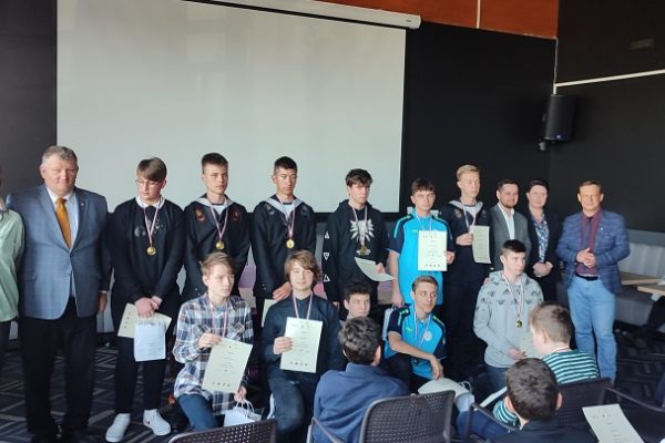 grupa młodzieży pozuje do zdjęcia