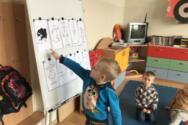 grupa dzieci w trackie zajęć