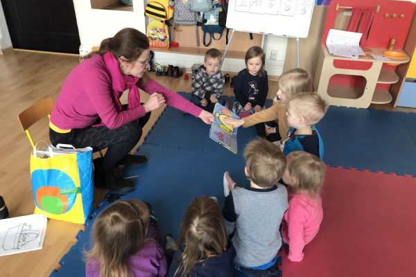 grupa dzieci w trackie zajęć