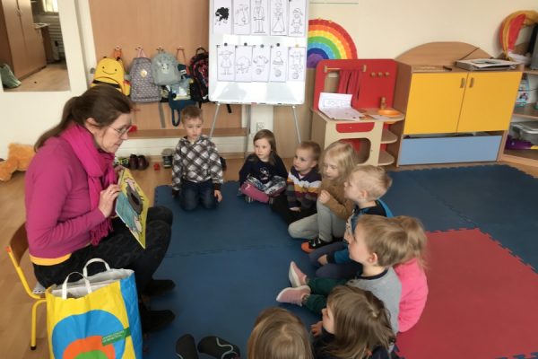 grupa dzieci w trackie zajęć