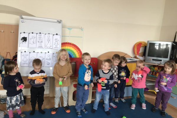 grupa dzieci w trackie zajęć