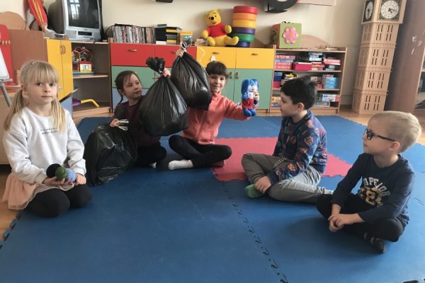 grupa dzieci w trackie zajęć