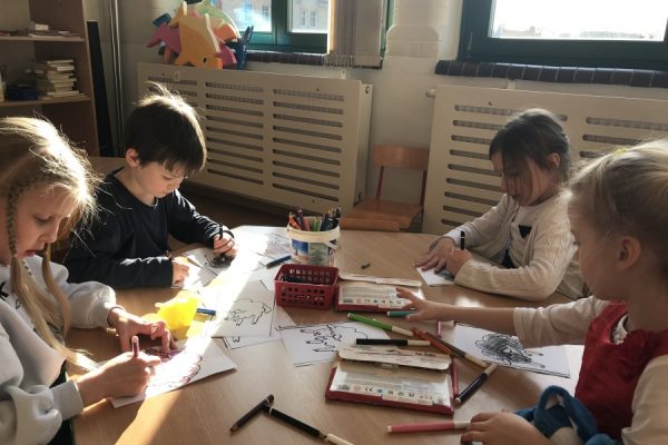 grupa dzieci w trackie zajęć