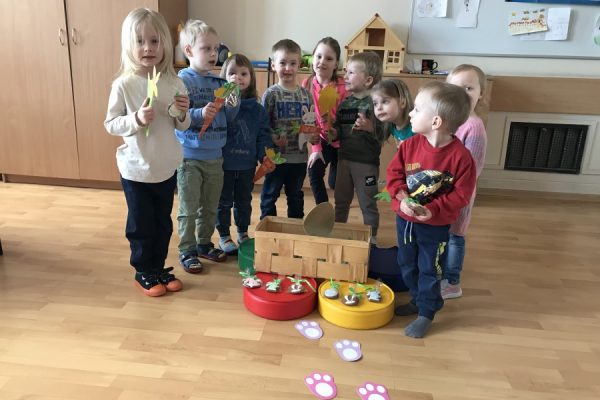 grupa dzieci w trackie zajęć