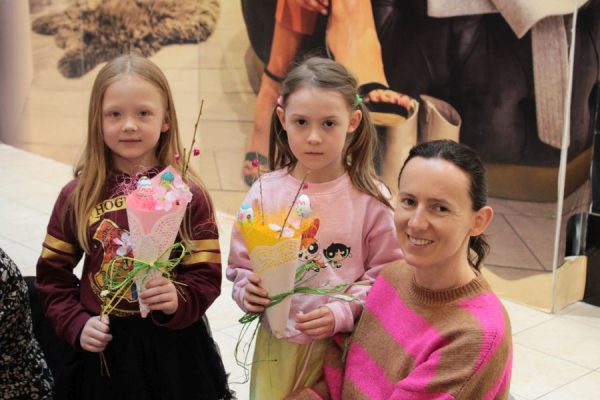 dzieci trzymają ozdoby wielkanocne