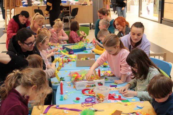 grupa dzieci z rodzicami w trakcie warsztatów plastycznych