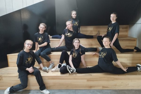 grupa dziewcząt pozuje do zdjęcia