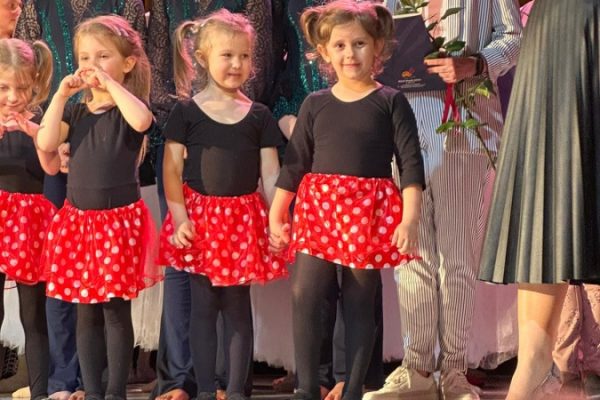 grupa dzieci w strojach tanecznych