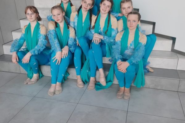 grupa dziewcząt pozuje do zdjęcia