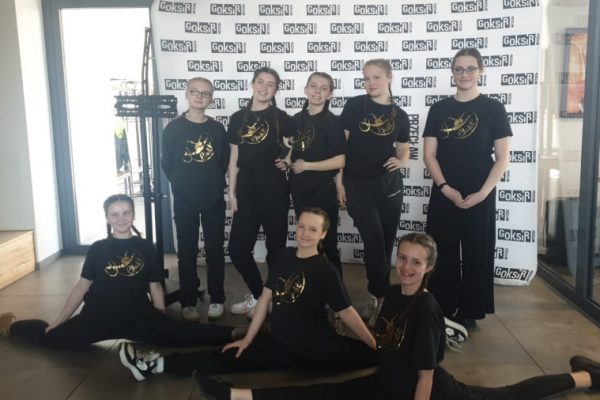 grupa dziewcząt pozuje do zdjęcia