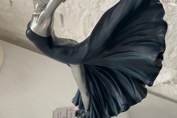statuetka tancerki w pozie tanecznej