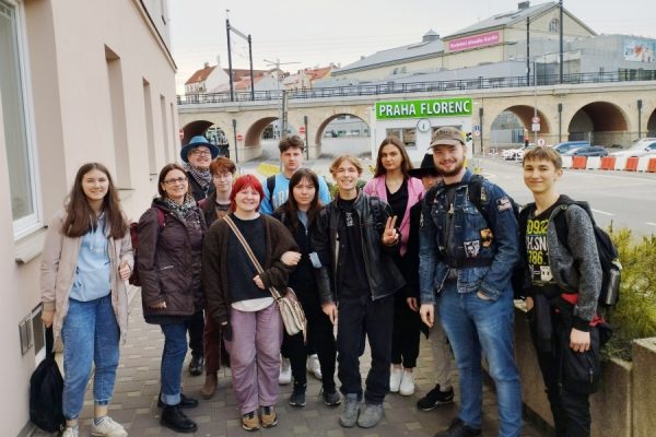 grupa młodzieży pozuje do zdjęcia