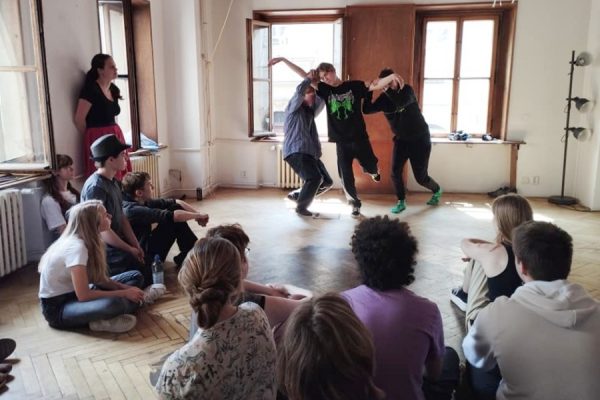 grupa młodzieży podczas ćwiczen w sali