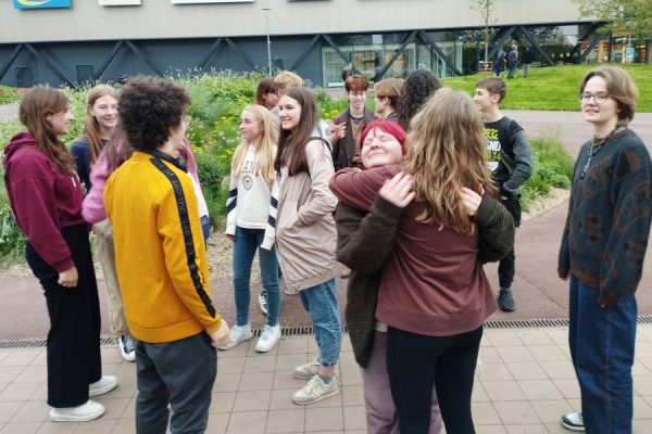 grupa młodzieży podczas powitania