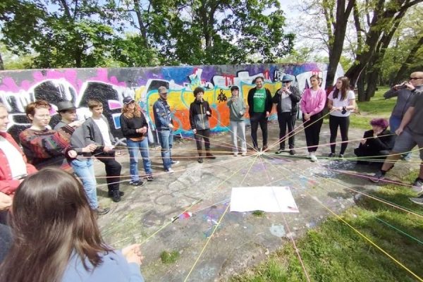 grupa młodzieży w kole