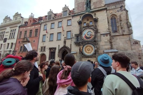grupa młodzieży przed zegarem Orloj