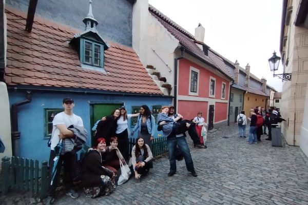 grupa młodzieży na Złotej uliczce w Pradze