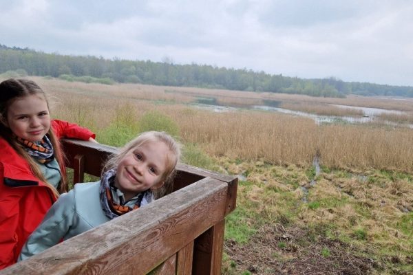 dwie dziewczynki na tarasie wieży widokowej