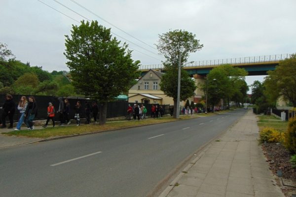 ulica, wiadukt autostrady, grupa dzieci