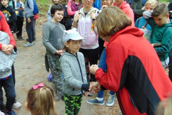 wręczanie odznaki młodej turystce