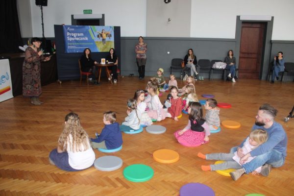 grupa dzieci w trakcie spotkania siedzi na podłodze
