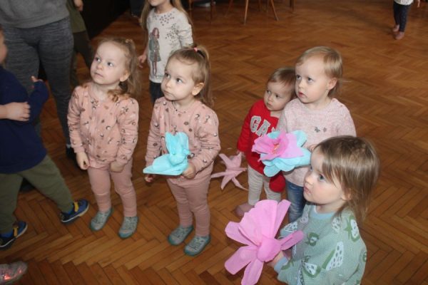 grupa dzieci w trakcie spotkania