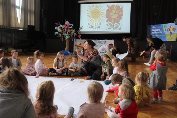 grupa dzieci w trakcie spotkania