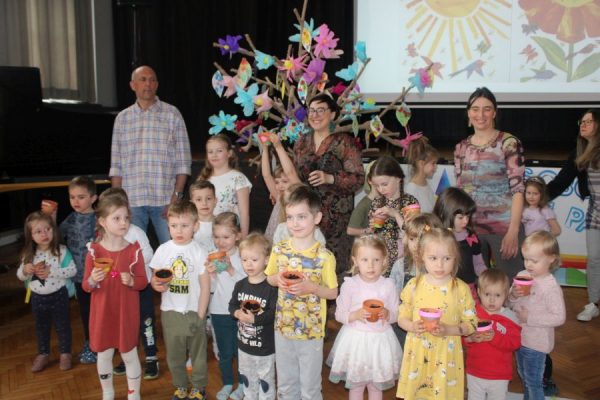 grupa dzieci i prowadzący pozują do zdjęcia