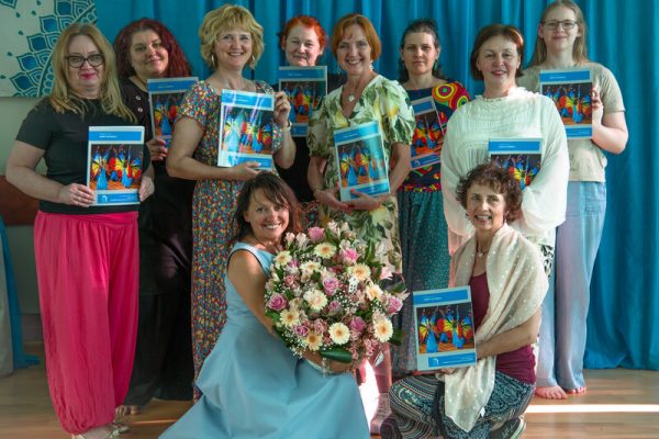 kobiety z książkami pozują do zdjęcia