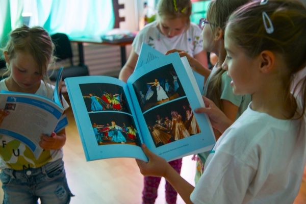 dziewczynki oglądają książkę