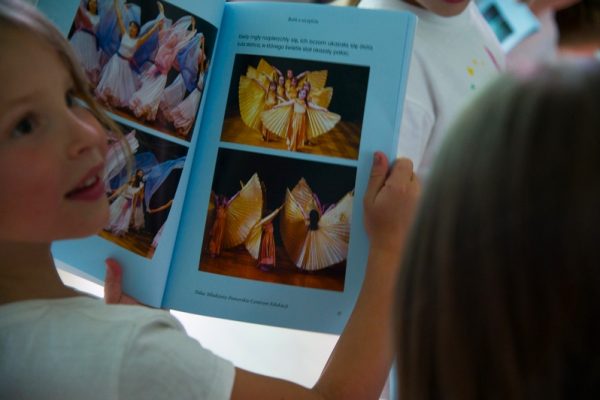 otwarta książka w rękach dziewczynki