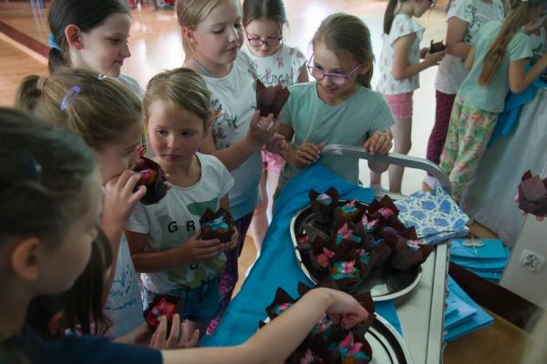 grupa dziewczynek z babeczkami