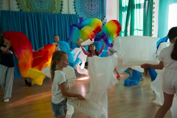 grupa dziewczynek w trakcie tańca