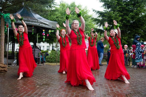 Kobiety tańczące w czerwonych sukniach