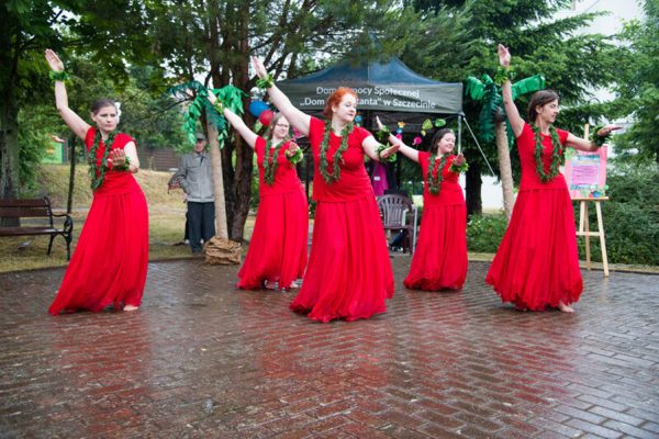 Kobiety tańczące w czerwonych sukniach