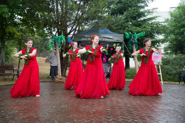 Kobiety tańczące w czerwonych sukniach