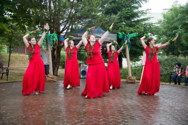 Kobiety tańczące w czerwonych sukniach