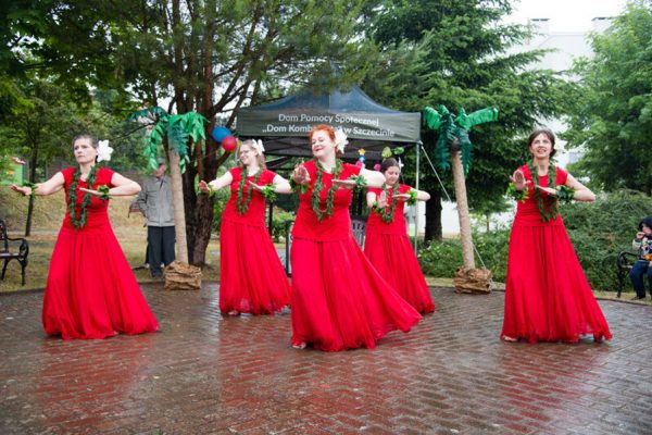 Kobiety tańczące w czerwonych sukniach