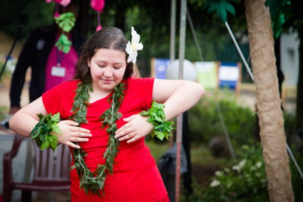 dziewczęta w czerwonych sukniach