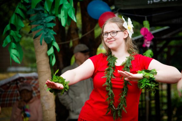 dziewczęta w czerwonych sukniach