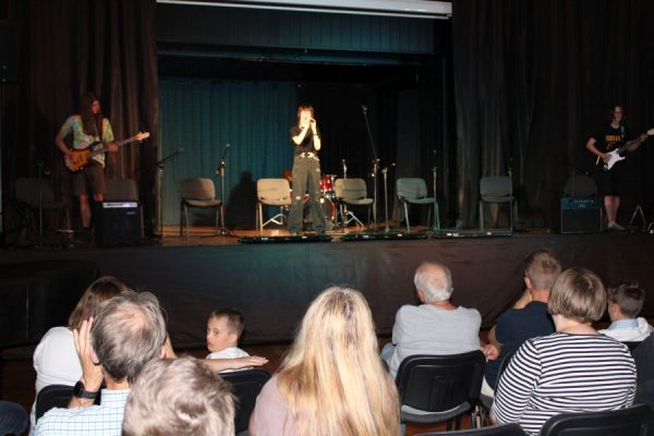 scena na scenie solista z mikrofonem n apierwszym planie publiczność