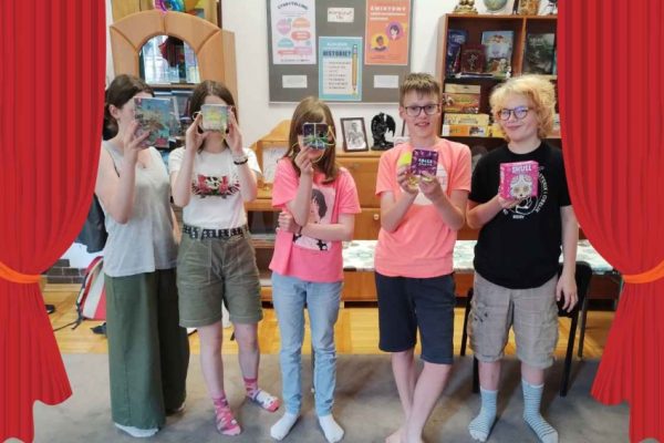 grupa dzieci pozuje do zdjęcia