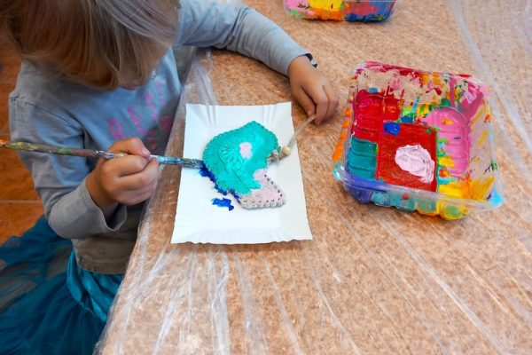 dzieci w trakcie warsztatów siedzą przy stole