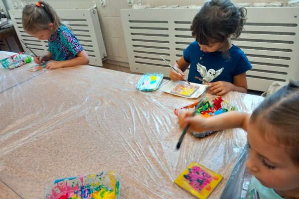 dzieci w trakcie warsztatów siedzą przy stole