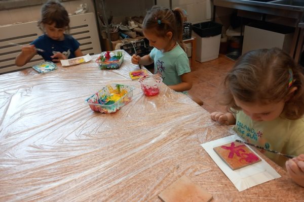 dzieci w trakcie warsztatów siedzą przy stole