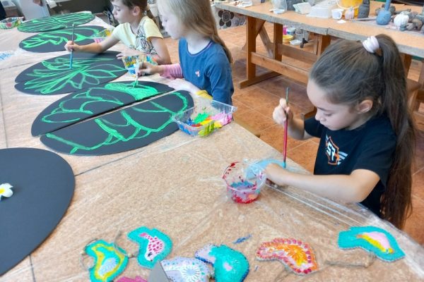 dzieci w trakcie warsztatów siedzą przy stole