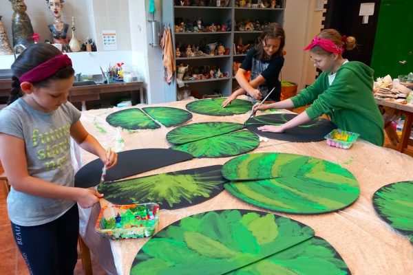 dzieci przy stole malują