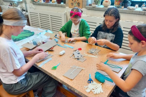 dzieci przy stole malują