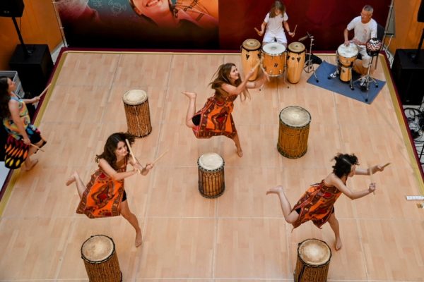 dziewczęta tańczące przy bębnach